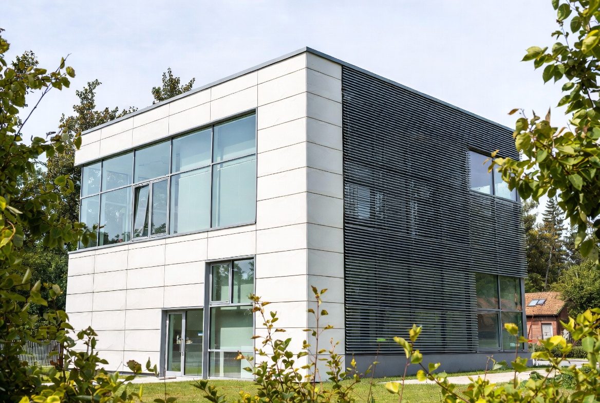 Moderner Neubau mit Glasfassade und außenliegendem Sonnenschutz für Bauphysik-Projekte Moderner Neubau mit Glasfassade und Sonnenschutz | Thermoschall Bauphysik